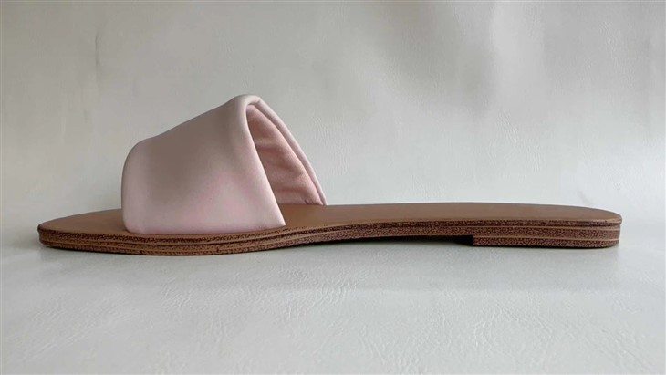Light pink fashion summer slippers horizontal section manufacture