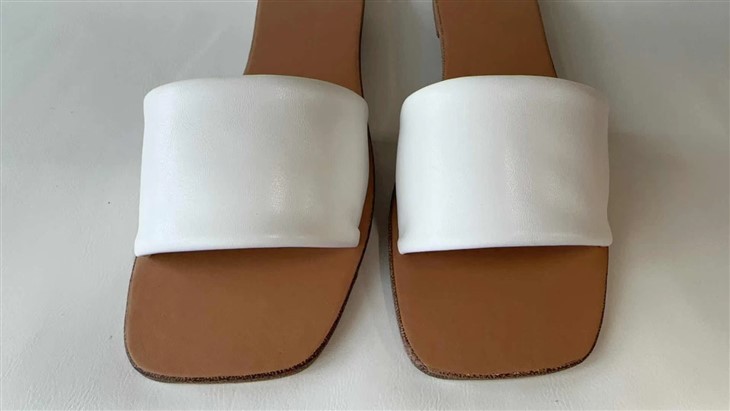 Details of white PU leather slippers factory